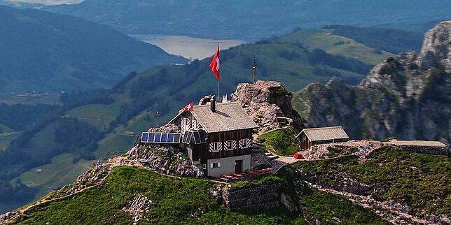 Idylle pur: Standbild aus dem Dokumentarfilm „Warum ist die Schweiz so reich?“ Es zeigt das Bergrestaurant Grosser Mythen ...