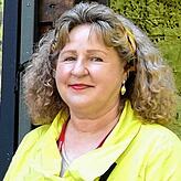 Beata Hertlein vom Landesamt für Denkmalpflege hat die Ausstellung konzipiert.