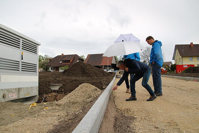 Der Ortschaftsrat Behla begeht das Baugebeit Baarblick. 13 Bauplätze entstehen in Abschnitt A.