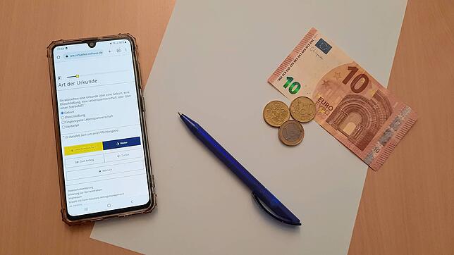 Für eine Geburtsurkunde muss man inzwischen nicht mehr ins Rathaus, sondern kann sie auch online anfordern (Symbolbild). Die dafür ...