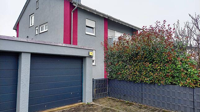 Um dieses Haus geht es: Der neue Eigentümer hatte in dem ehemaligen Zweifamilienhaus Monteurzimmer mit rund 30 Betten eingerichtet und ...