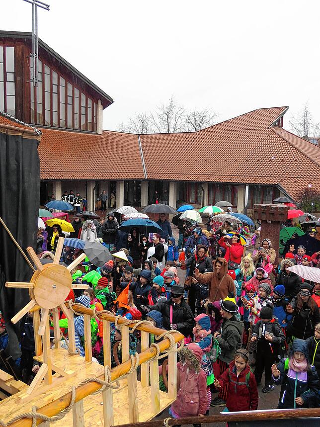 Dort beim überdimensionalen Piratenschiff führten die Kinder der ersten vier Klassen der örtlichen Grundschule dann noch ein Tänzchen ...