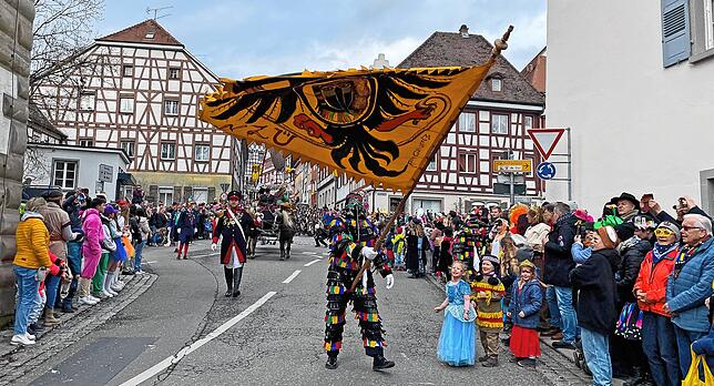 Bild 4: Tolle Stimmung beim Sonntagsumzug der Überlinger Narrenzunft &ndash; Teil 1