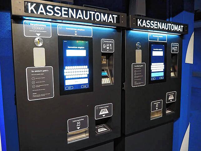 Am Kassenautomaten muss man sein Autokennzeichen eintippen. Dann erscheint im Display die Summe, die man zahlen muss. Alles läuft ohne ...