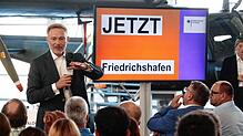 Bundesfinanzminister Christian Lindner beim Bürgerdialog im Dornier-Museum in Friedrichshafen.