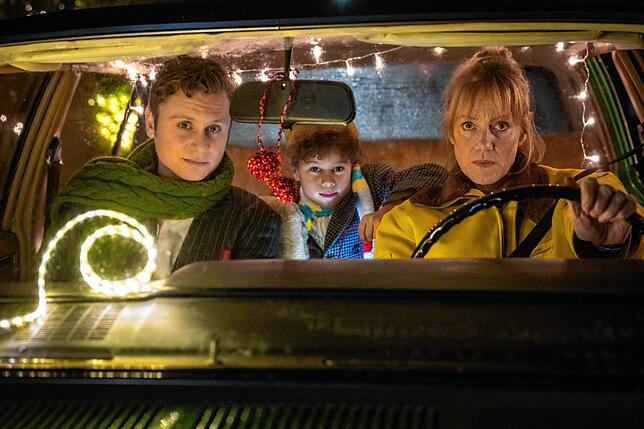 Sonny (Rafael Gareisen, von links), Nick (Joah Lion Goetze) und Nelly (Anna Schudt) verbringen die Weihnachtsnacht unfreiwillig miteinander.