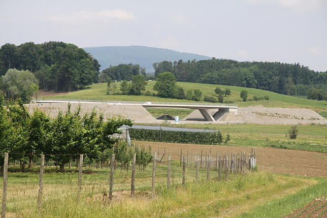 Eine der beiden fertigen Brücken bei Sparbruck aus der Distanz: Rechts und links der aufgeschütteten Erdwälle muss die Straße noch ...