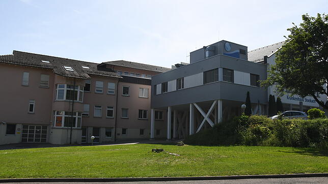 Hier soll der neue Bettentrakt des Stockacher Krankenhauses entstehen. Rechts ist der Eingangsbereich der Einrichtung zu erkennen.