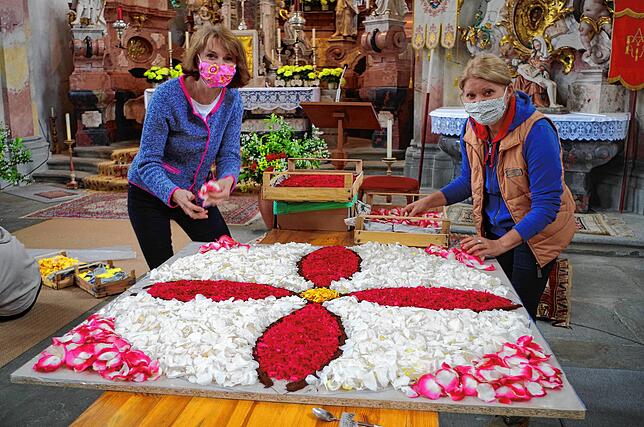 Die Blumenteppiche für Fronleichnam wurden in diesem Jahr auf einzelnen Platten in der Birnau vorbereitet und anschließend zu einem ...