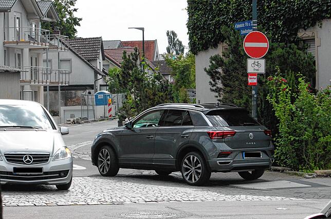 Der Fahrer dieses VWs biegt am Dienstag um 11.17 Uhr rechtswidrig von der Bahnhofstraße in den Schießstattweg ein und nutzt den ...