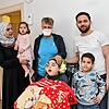 Die Familie aus Syrien möchten einfach nur zur Ruhe kommen, in Sicherheit leben und ihrem Sohn Qais (vorne im Rollstuhl) eine gute ...