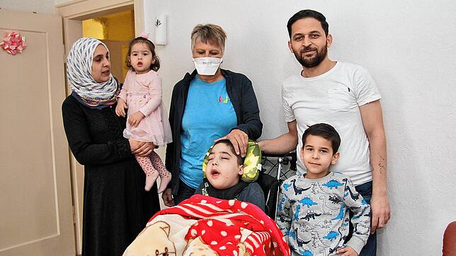 Die Familie aus Syrien möchten einfach nur zur Ruhe kommen, in Sicherheit leben und ihrem Sohn Qais (vorne im Rollstuhl) eine gute ...