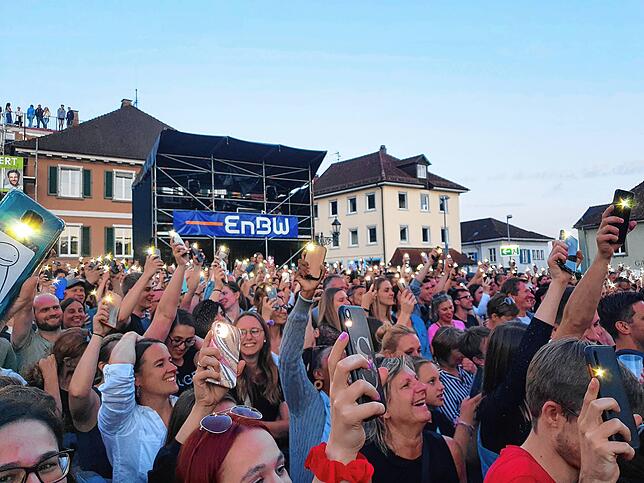 Handys hoch, Taschenlampenfunktion an. Das Publikum auf dem Marktplatz während des Auftritts von Nico Santos beim Markdorf Open Air am ...
