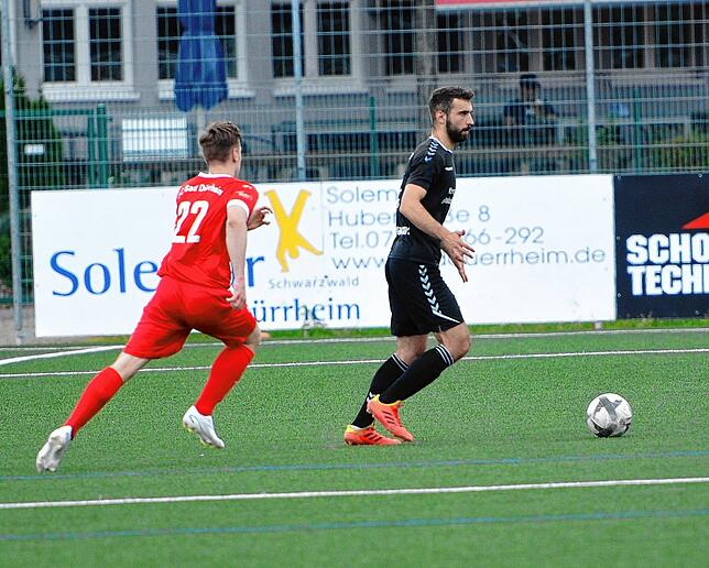 Abgeklärt und ruhig blieb Java Sardarabady im Spielaufbau. Das Anlaufen des Gegners irritierte den Impulsgeber des SC ...