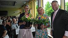 Dank für die gute Zusammenarbeit: Bürgermeister Ralf Meßmer überreichte Rektorin Julie Adam (Mitte) und Konrektorin Silke Richter Blumen.