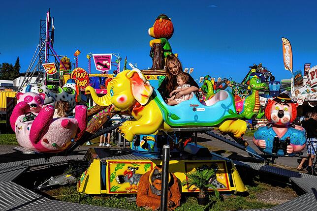 Das Volksfest hat den Anspruch, für alle Altersgruppen etwas zu bieten: Hier genießt Alexa Befus die Fahrt auf dem Kinderkarussell mit ...