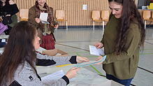 Gleich zwei Wahlzettel hatten die Wähler in Herrischried auszufüllen: den Stimmzettel zur Bundestagswahl und zum Bürgerentscheid über ...