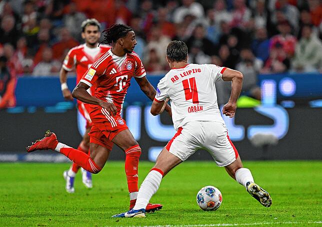 Michael Olise (l, Bayern München) gegen Willi Orbán (RB Leipzig).