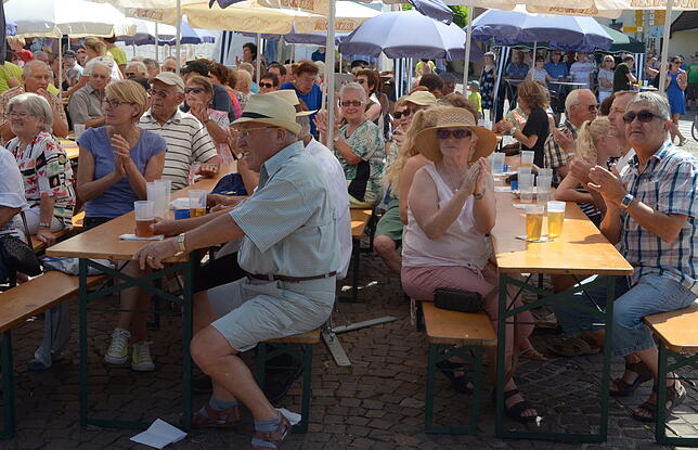 Mitsingen, mitklatschen und applaudieren – das Publikum auf dem Marktplatz war am Sonntag bei strahlendem Sonnenschein erheblich gefordert.