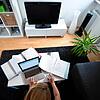 Eine Frau arbeitet in einem Wohnzimmer an einem Laptop im Homeoffice. Viele Unternehmen schicken ihre Mitarbeiter ins Homeoffice, um die ...