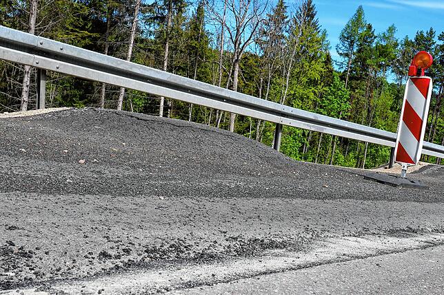 Weiter unten an der L 170, Richtung Abzweigung nach Boll, wirft die Straße auch nach der umfangreichen Sanierung Wellen.