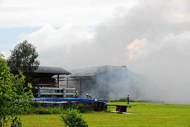 Bild 12: Großeinsatz für die Feuerwehren in Sumpfohren: Ein Gebäude des Hofs Bogenschütz brennt