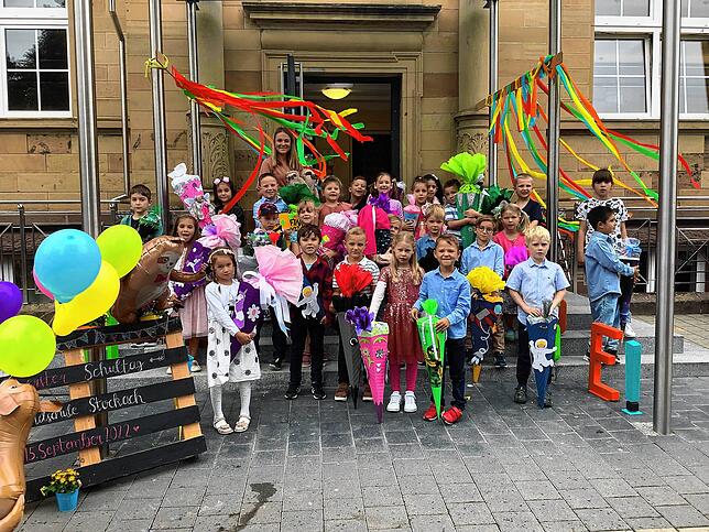 Auch die neue Klasse 1b der Grundschule Stockach wird freudig von ihrer Klassenlehrerin Anna Brüggemann willkommen geheißen.