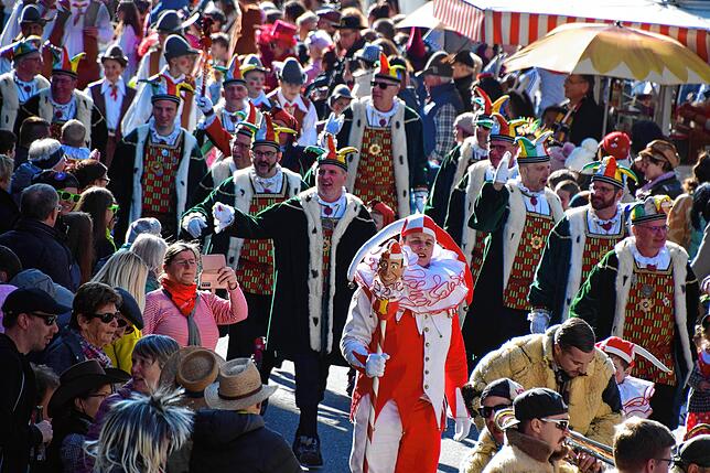 Das Narrengericht, angeführt vom Narrenbüttel, läuft im Umzug.