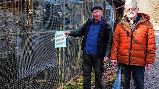 Wildgehege-Mitarbeiter Hubert Rossa (links) und Werner Jockers, Vorsitzender des Trägervereins des Waldshuter Wildgeheges, vor einer ...