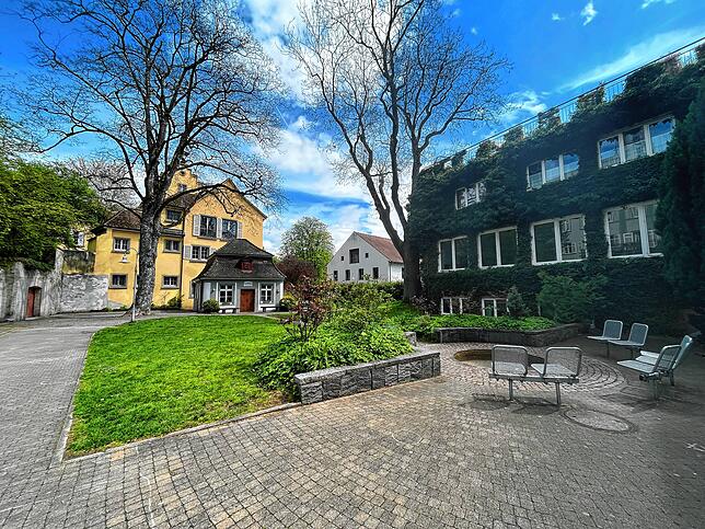 Hinter dem Kolpinghaus verbirgt sich ein geräumiger Hinterhof mit einer Grünfläche, der für Besucher zugänglich ist.