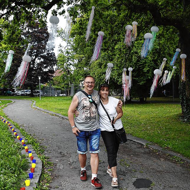 Fasziniert von den filigranen, in dem großen Baum schwebenden Quallen sind Stefanie Scholz und Waldemar Fleiner.