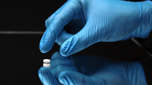 Eine Pille mit Hydroxychloroquin liegt auf dem Tisch. Verspricht das Malariamittel Hilfe gegen das Coronavirus? In-Vitro-Versuche legen ...