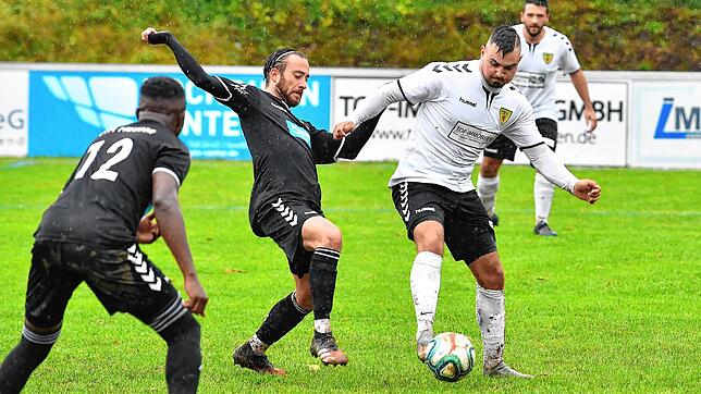 Wechsel: Denis Omerovic (rechts, im Spiel gegen den VfR Hausen) verlässt Landesligist FSV Rheinfelden und spielt künftig beim ...