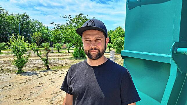 Campingplatzbetreiber Claudius Wirth steht vor dem Morast, der nun weite Teile der Anlage überzieht. Vor dem Unwetter seien etwa 80 ...