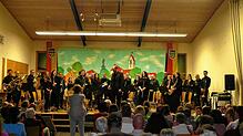 Der Musikverein Sunthausen beim Frühjahrswunschkonzert mit Dirigent Jan Trescher in der Festhalle der Gemeinde. Foto: Elisabeth ...