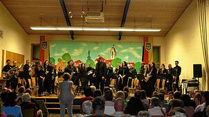 Der Musikverein Sunthausen beim Frühjahrswunschkonzert mit Dirigent Jan Trescher in der Festhalle der Gemeinde. Foto: Elisabeth ...