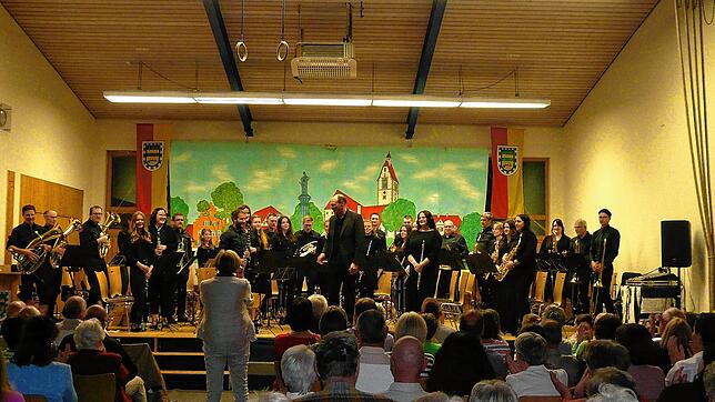 Der Musikverein Sunthausen beim Frühjahrswunschkonzert mit Dirigent Jan Trescher in der Festhalle der Gemeinde. Foto: Elisabeth ...