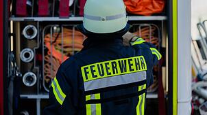 Einsatz in einem Industriegebiet: Mehrere Autos standen am Vormittag in Flammen. (Symbolbild)