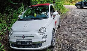 Ohne Kennzeichen steht es am Rand des Weges zur Bisonstube: Das verlassene Auto des Flüchtigen.