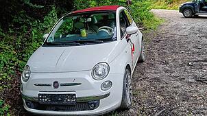 Ohne Kennzeichen steht es am Rand des Weges zur Bisonstube: Das verlassene Auto des Flüchtigen.