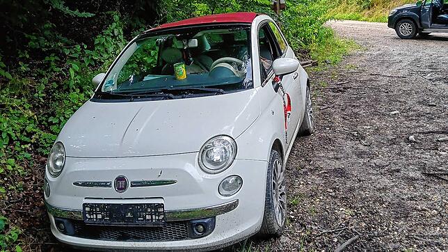 Ohne Kennzeichen steht es am Rand des Weges zur Bisonstube: Das verlassene Auto des Flüchtigen.