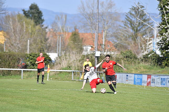 Nicht zu bremsen: Der Rheinfelder Giuseppe Catanzaro (rechts) traf beim 4:3 gegen den FC Tiengen 08 zwei Mal. Auch Nico Ködel muss ihn ...