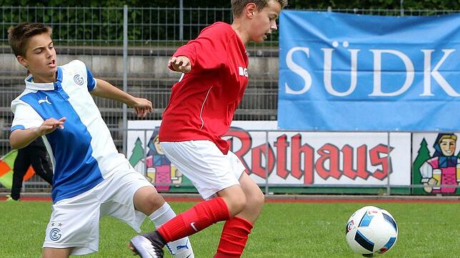 Zur Förderung des Jugendfußballs veranstaltet der SC Pfullendorf mit dem SV Denkingen und dem TSV Aach-Linz seit fünf Jahren die ...