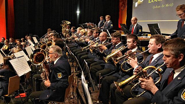Die Musiker der Stadtkapelle wollen bis zu den Sommerferien den neuen Dirigenten vorstellen. Noch sieben Bewerber gibt es für die ...