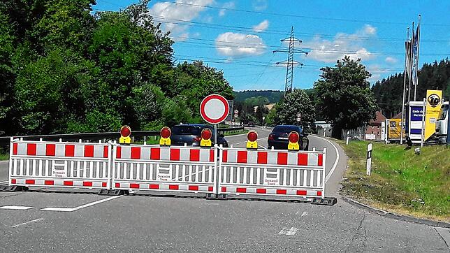 Die B 27 ist seit Montagmittag zwischen Blumberg und Behla gesperrt. Der Anliegerverkehr zum Nordwerk mit Tankstelle, der Firma Metz ...