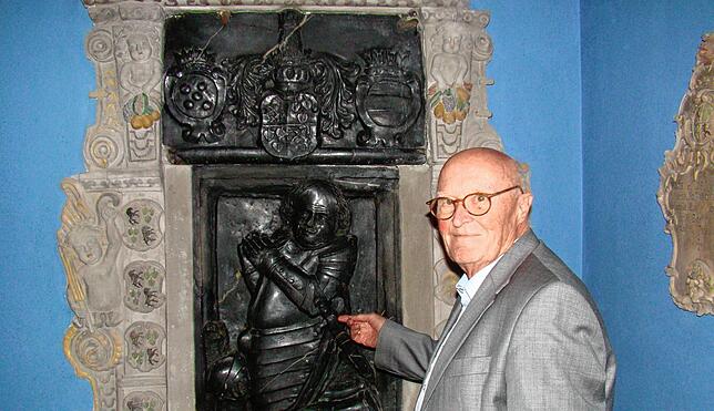 Wilderich Graf von und zu Bodman vor dem Epitaph seines Vorfahren Johan Adam, Ritter von Bodman