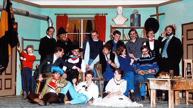 Aufführung von &bdquo;Der Mann aus Kerpen&ldquo; 1985: (vorne, von links) Thomas Schafheitle, Benedikt Herrmann, Verena Herrmann; ...