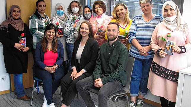 Einige Teilnehmerinnen des Kurses &bdquo;Brücken in die pädagogische Arbeit&ldquo; mit ihren Lehrern (sitzend von links): Mona Schramm, ...