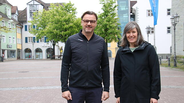 Andreas Joos, Vorstandsmitglieder der Aktionsgemeinschaft Radolfzell, und Nina Hanstein, Geschäftsführerin der Tourismus und ...