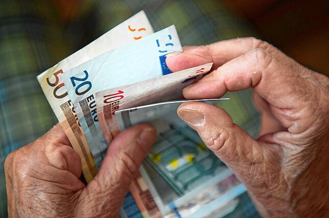Nicht alle Rentner haben auskömmliche Renten. Vor allem Frauen ohne durchgängige Erwerbsbiografie müssen am Ende des Monats oft das Geld ...